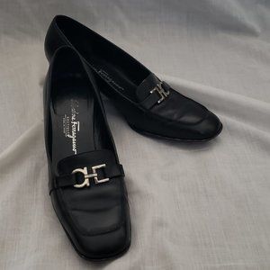 VTG FERRAGAMO BLACK LEATHER PUMPS SZ 8B SILVER GAN